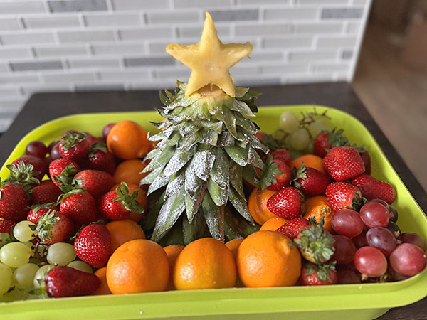Beautiful and Easy to Make Christmas Fruit Platter