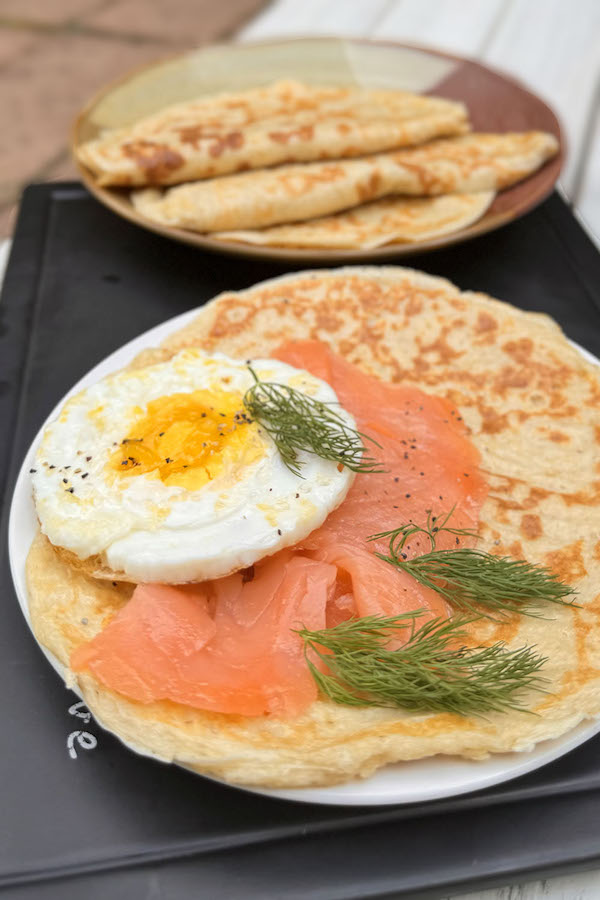 Cottage cheese and oat tortilla topped with smoked salmon, fried egg and fresh dill.