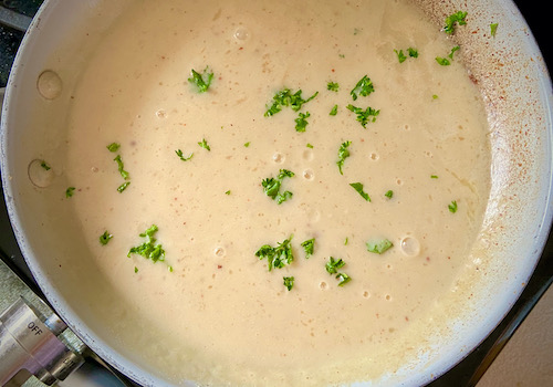 Creamy grave for Swedish meatballs.